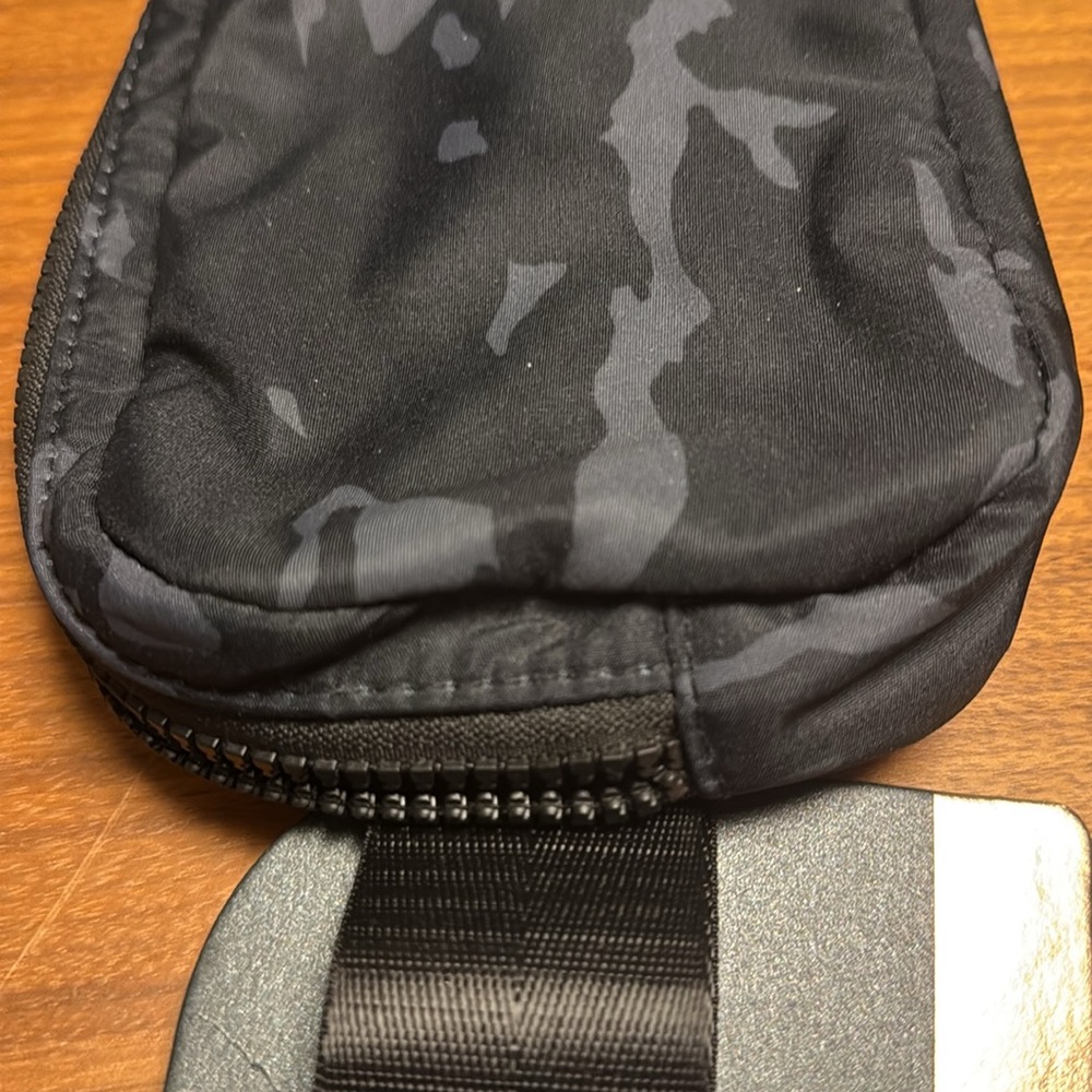 Apana See me Run Black and Gray Belt Bag NWT - Picture 7 of 8